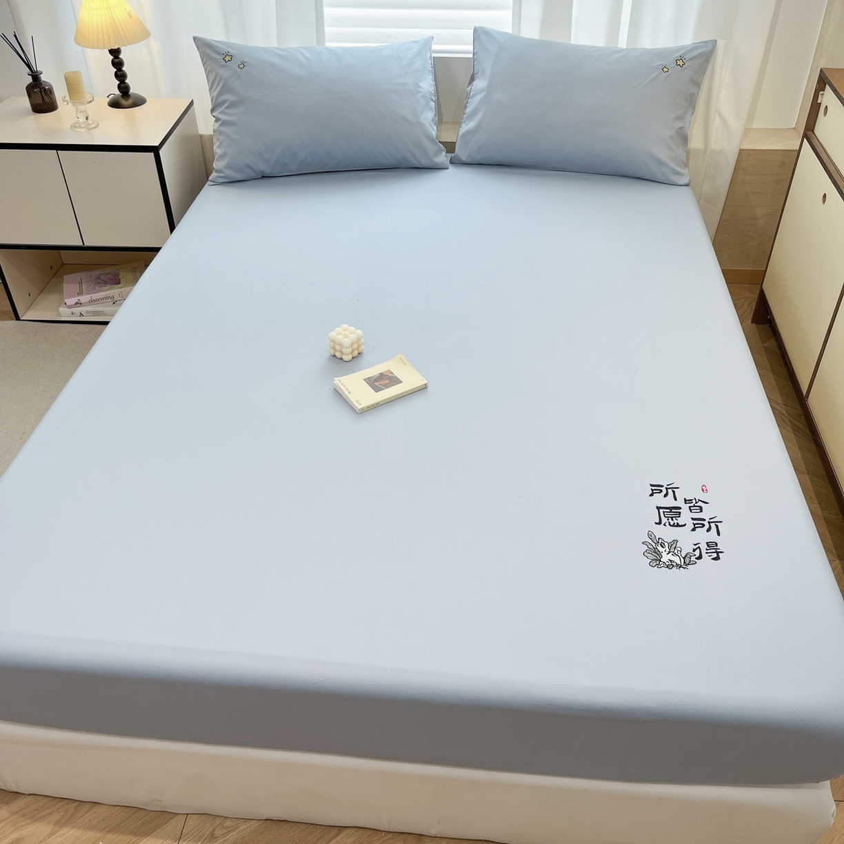 91家纺网 家纺一手货源 找家纺 泽西家纺+V17798841158发大图 2026新品A类13376治愈系国风刺绣纯棉床笠全棉床笠枕套三件套 国风-水雾蓝