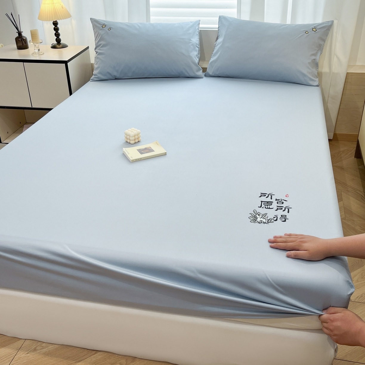 91家纺网 家纺一手货源 找家纺 泽西家纺+V17798841158发大图 2026新品A类13376治愈系国风刺绣纯棉床笠全棉床笠枕套三件套 国风-水雾蓝