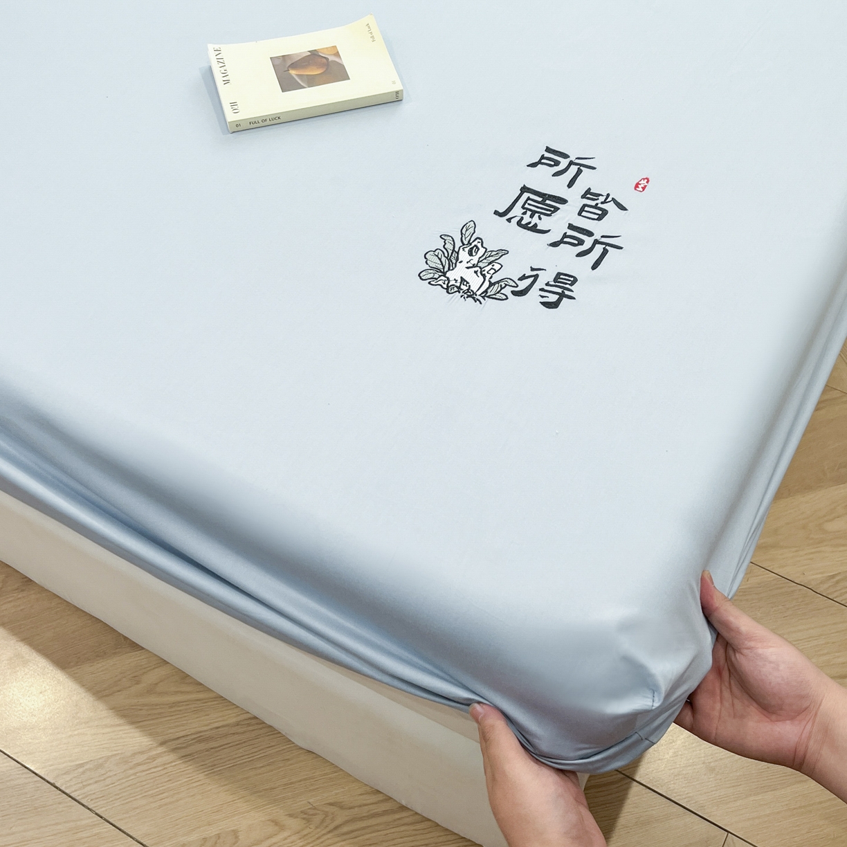 91家纺网 家纺一手货源 找家纺 泽西家纺+V17798841158发大图 2026新品A类13376治愈系国风刺绣纯棉床笠全棉床笠枕套三件套 国风-水雾蓝