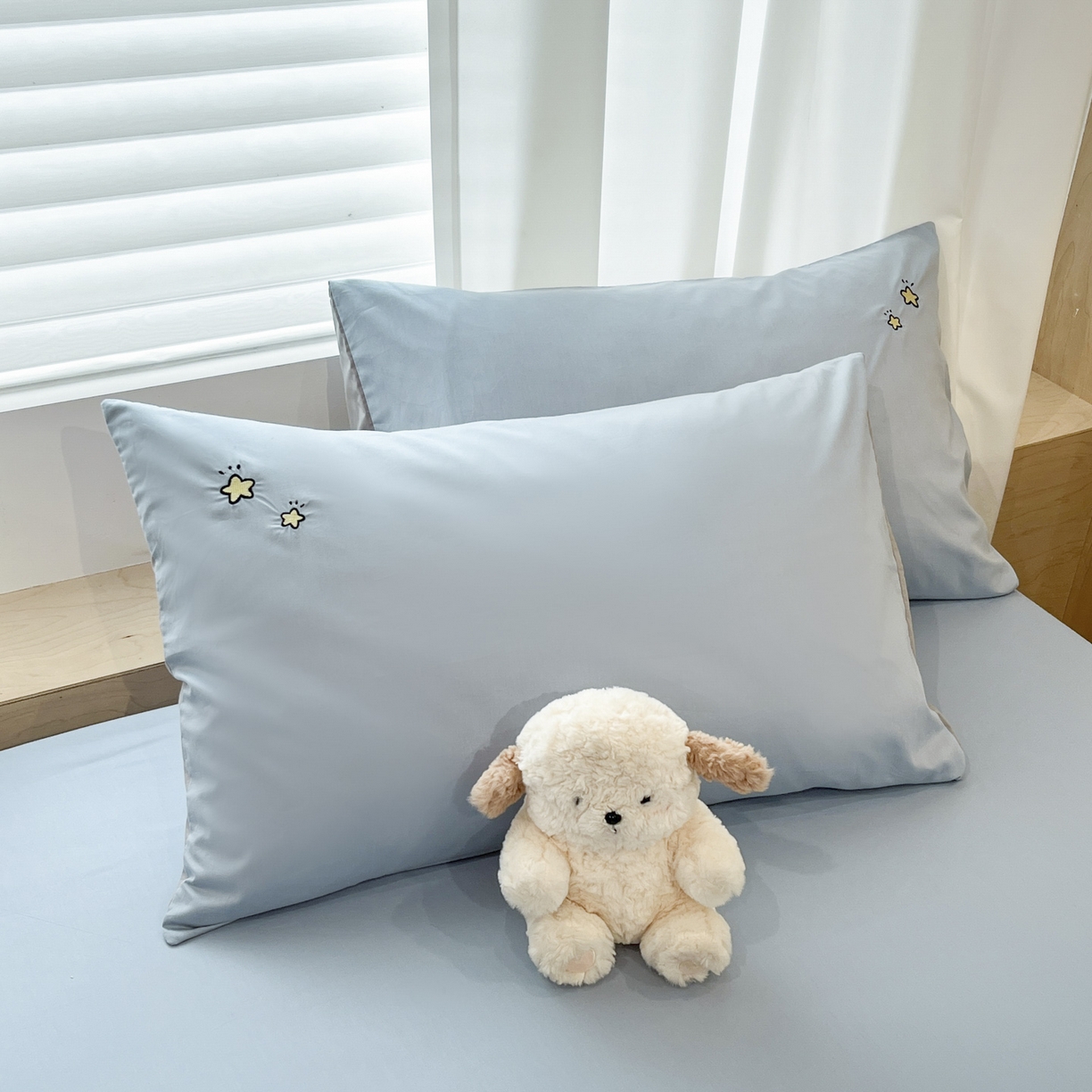 91家纺网 家纺一手货源 找家纺 泽西家纺+V17798841158发大图 2026新品A类13376治愈系国风刺绣纯棉床笠全棉床笠枕套三件套 国风-水雾蓝