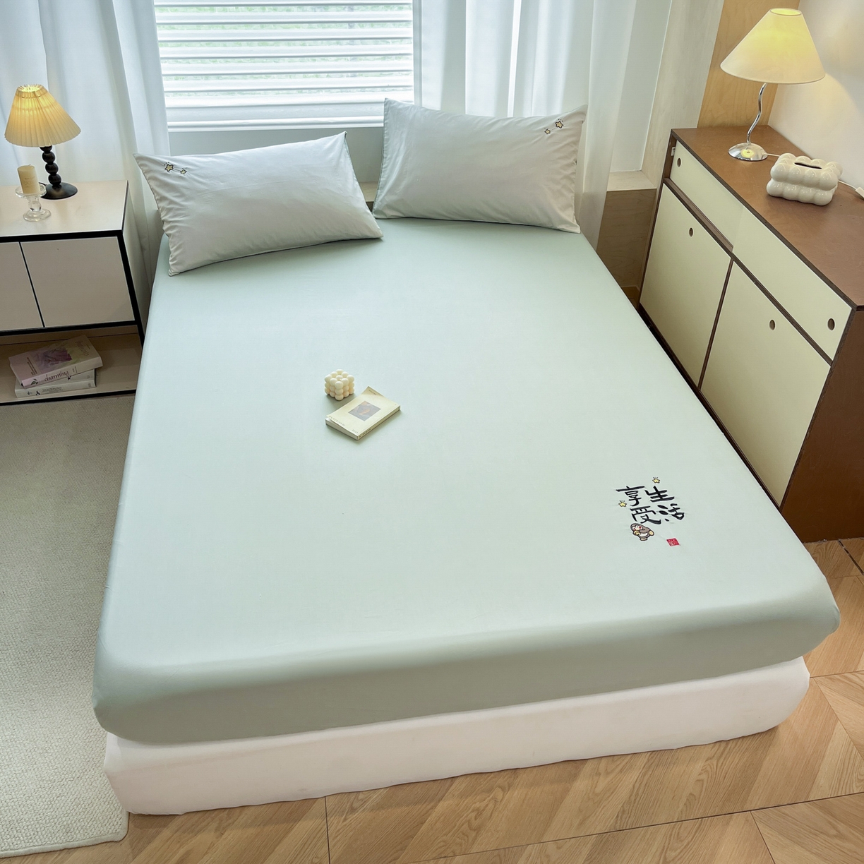 91家纺网 家纺一手货源 找家纺 泽西家纺+V17798841158发大图 2026新品A类13376治愈系国风刺绣纯棉床笠全棉床笠枕套三件套 国风-天青绿