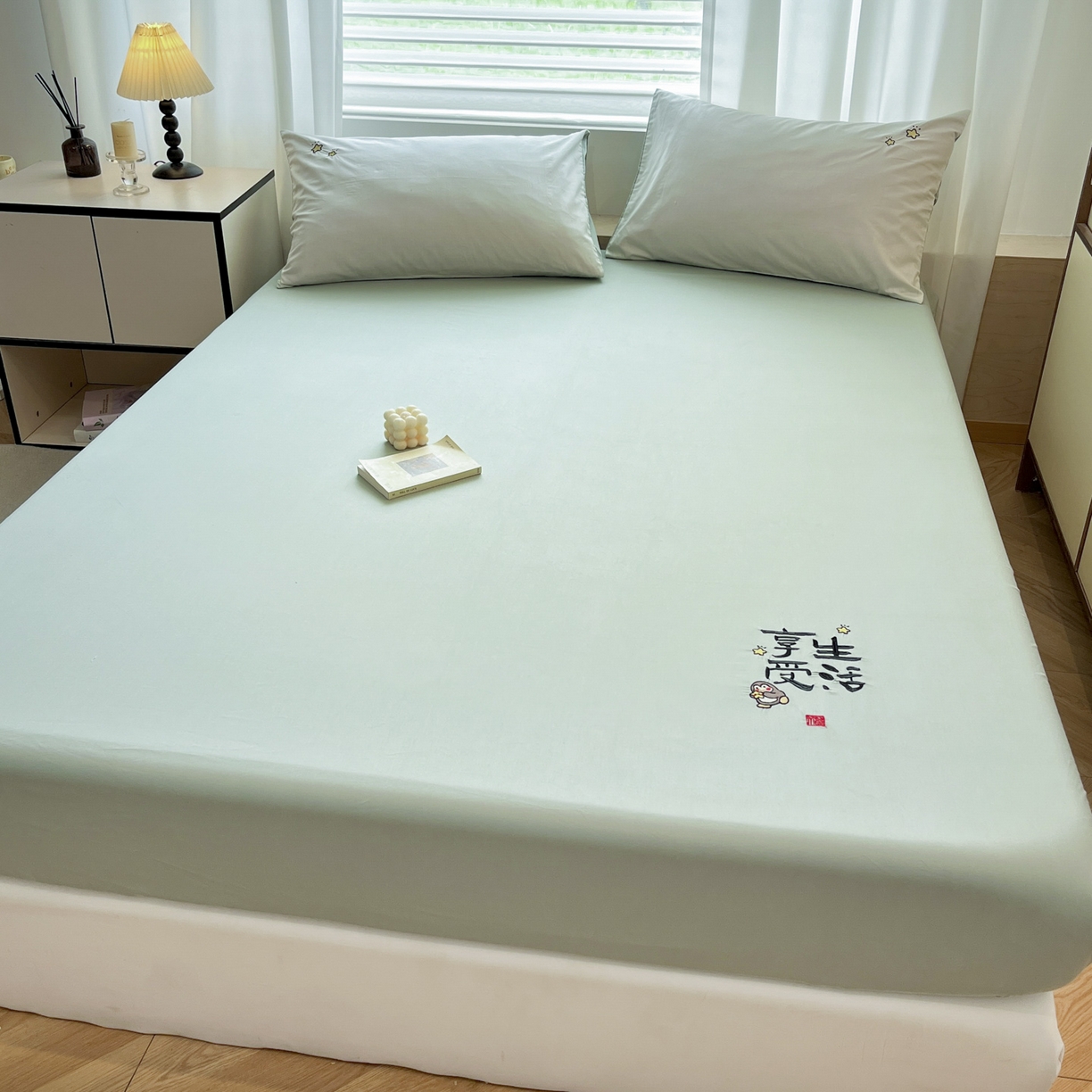 91家纺网 家纺一手货源 找家纺 泽西家纺+V17798841158发大图 2026新品A类13376治愈系国风刺绣纯棉床笠全棉床笠枕套三件套 国风-天青绿