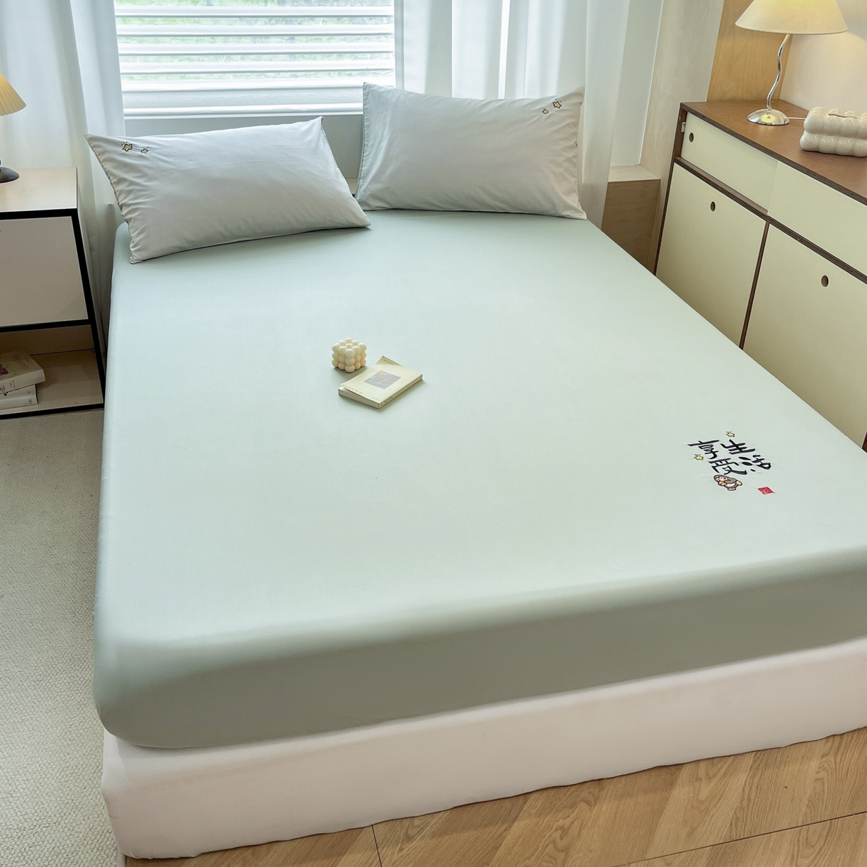 91家纺网 家纺一手货源 找家纺 泽西家纺+V17798841158发大图 2026新品A类13376治愈系国风刺绣纯棉床笠全棉床笠枕套三件套 国风-天青绿