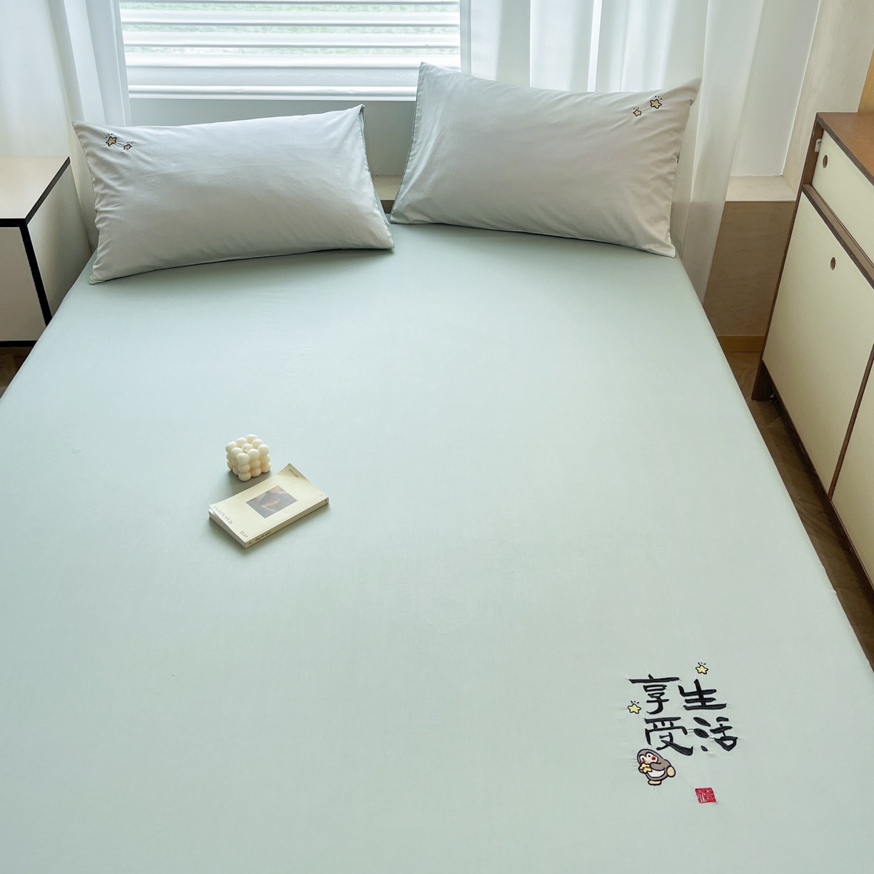 91家纺网 家纺一手货源 找家纺 泽西家纺+V17798841158发大图 2026新品A类13376治愈系国风刺绣纯棉床笠全棉床笠枕套三件套 国风-天青绿