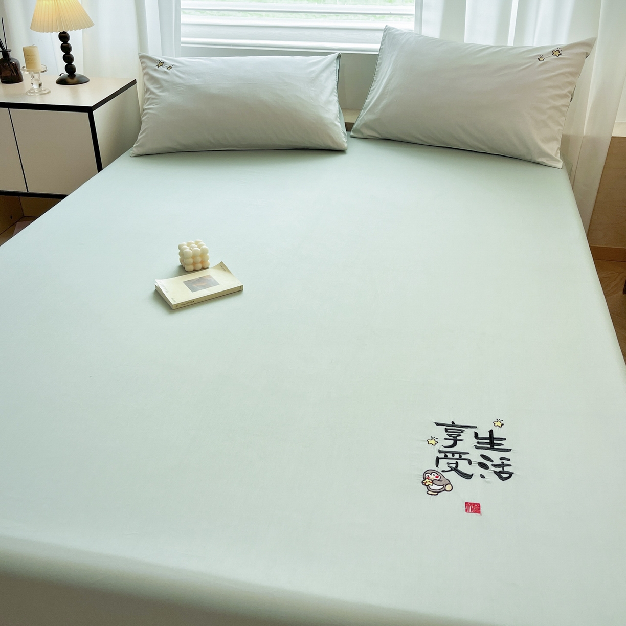 91家纺网 家纺一手货源 找家纺 泽西家纺+V17798841158发大图 2026新品A类13376治愈系国风刺绣纯棉床笠全棉床笠枕套三件套 国风-天青绿