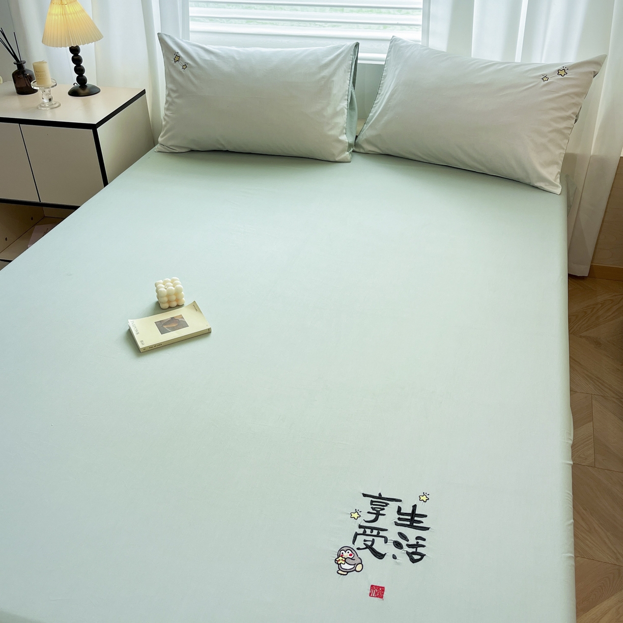 91家纺网 家纺一手货源 找家纺 泽西家纺+V17798841158发大图 2026新品A类13376治愈系国风刺绣纯棉床笠全棉床笠枕套三件套 国风-天青绿