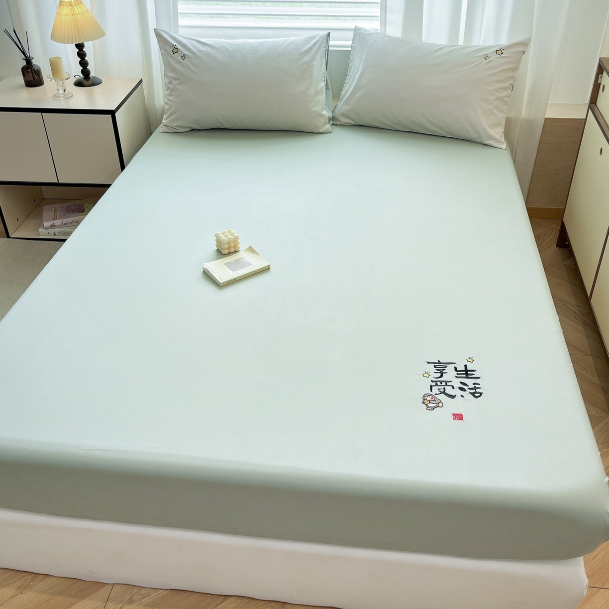 91家纺网 家纺一手货源 找家纺 泽西家纺+V17798841158发大图 2026新品A类13376治愈系国风刺绣纯棉床笠全棉床笠枕套三件套 国风-天青绿