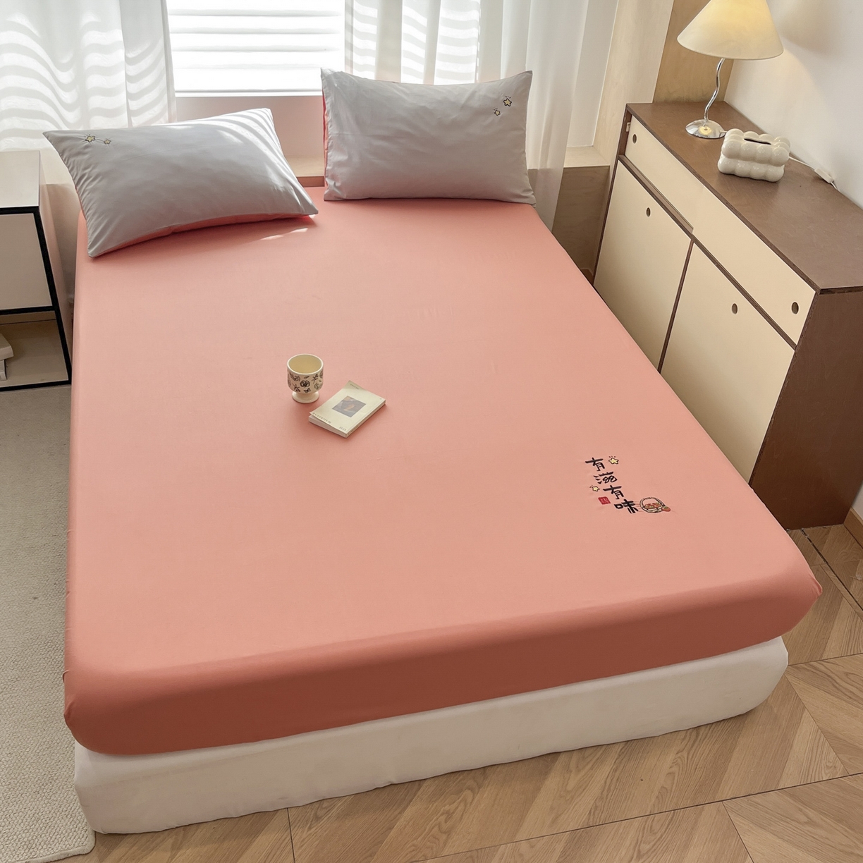 91家纺网 家纺一手货源 找家纺 泽西家纺+V17798841158发大图 2026新品A类13376治愈系国风刺绣纯棉床笠全棉床笠枕套三件套 国风-西柚橙