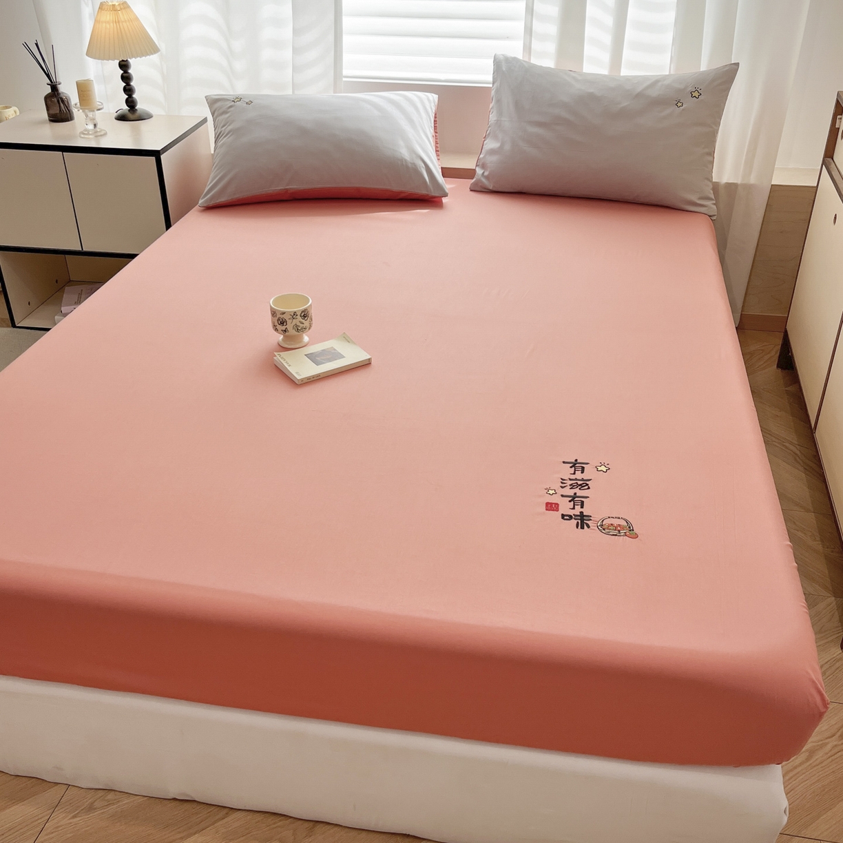 91家纺网 家纺一手货源 找家纺 泽西家纺+V17798841158发大图 2026新品A类13376治愈系国风刺绣纯棉床笠全棉床笠枕套三件套 国风-西柚橙