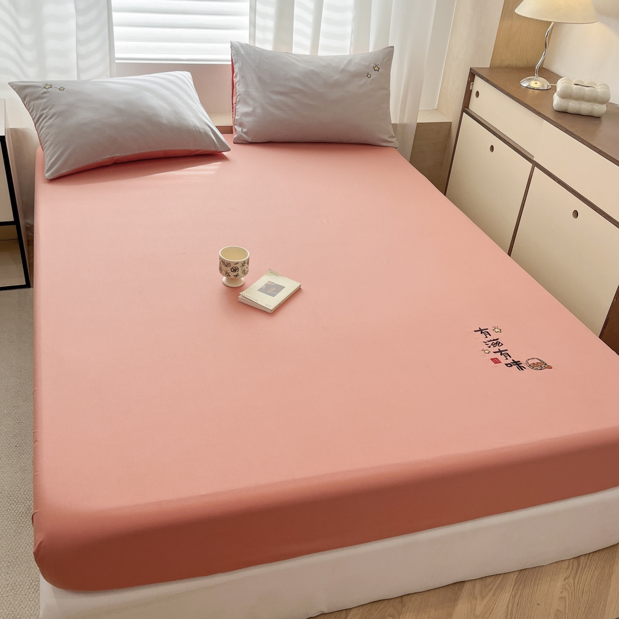 91家纺网 家纺一手货源 找家纺 泽西家纺+V17798841158发大图 2026新品A类13376治愈系国风刺绣纯棉床笠全棉床笠枕套三件套 国风-西柚橙