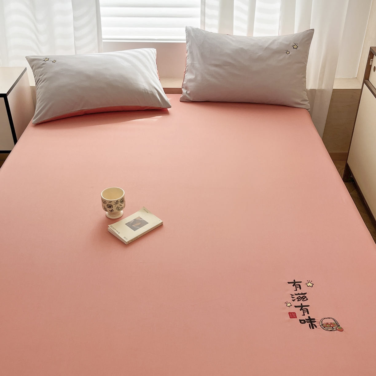 91家纺网 家纺一手货源 找家纺 泽西家纺+V17798841158发大图 2026新品A类13376治愈系国风刺绣纯棉床笠全棉床笠枕套三件套 国风-西柚橙