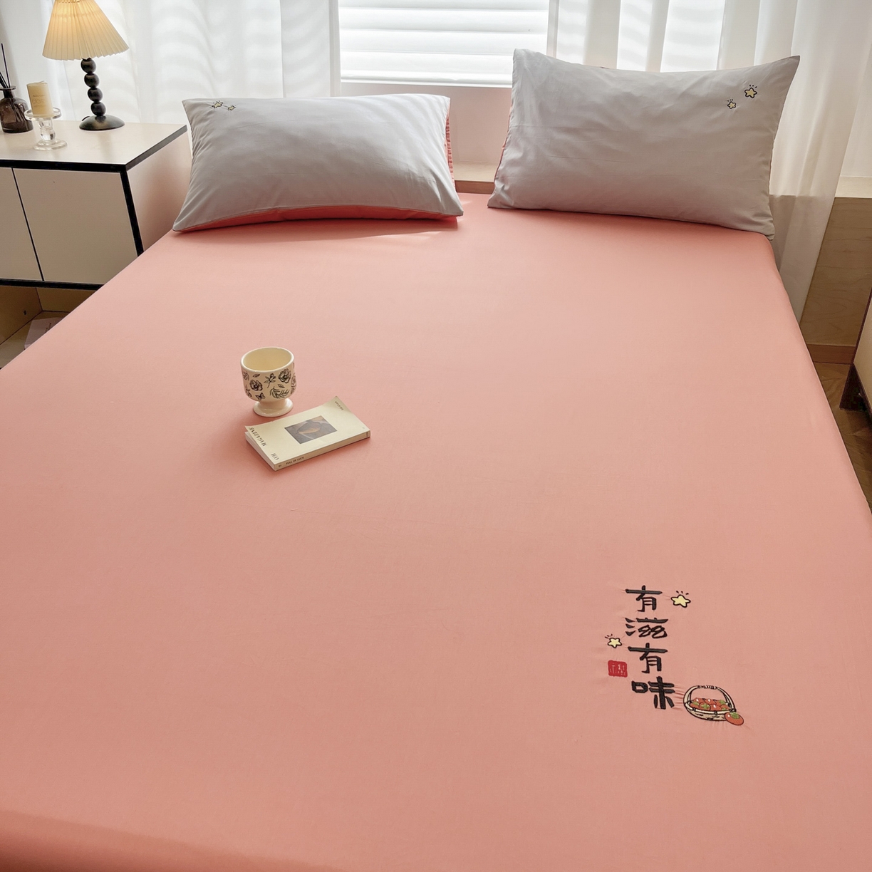 91家纺网 家纺一手货源 找家纺 泽西家纺+V17798841158发大图 2026新品A类13376治愈系国风刺绣纯棉床笠全棉床笠枕套三件套 国风-西柚橙