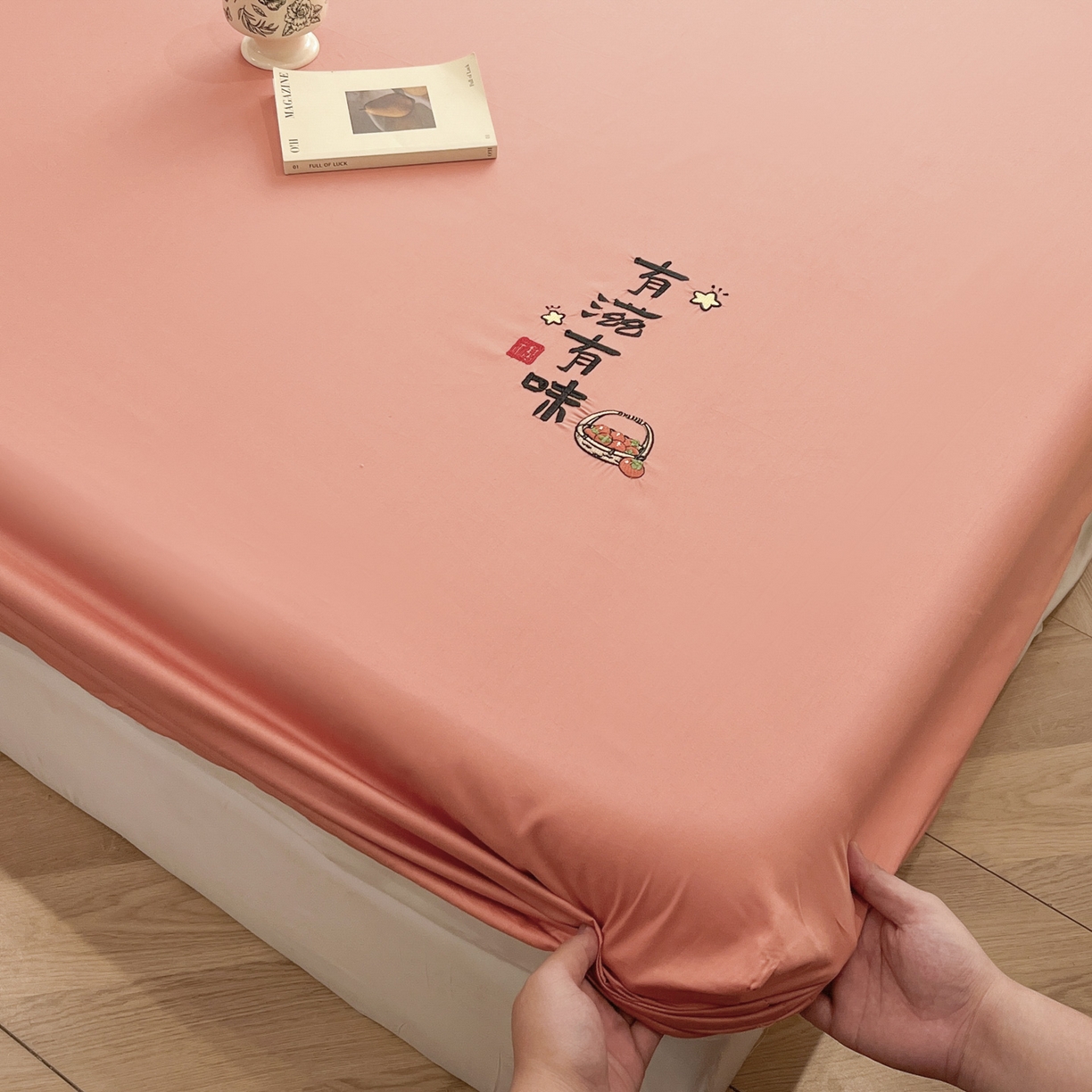 91家纺网 家纺一手货源 找家纺 泽西家纺+V17798841158发大图 2026新品A类13376治愈系国风刺绣纯棉床笠全棉床笠枕套三件套 国风-西柚橙