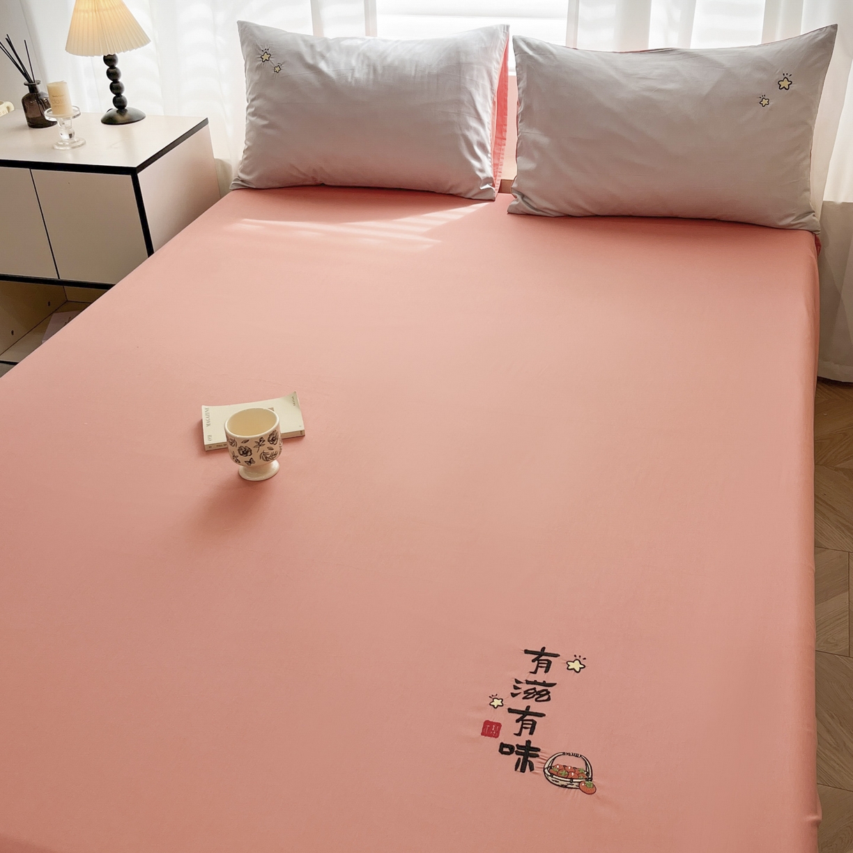 91家纺网 家纺一手货源 找家纺 泽西家纺+V17798841158发大图 2026新品A类13376治愈系国风刺绣纯棉床笠全棉床笠枕套三件套 国风-西柚橙