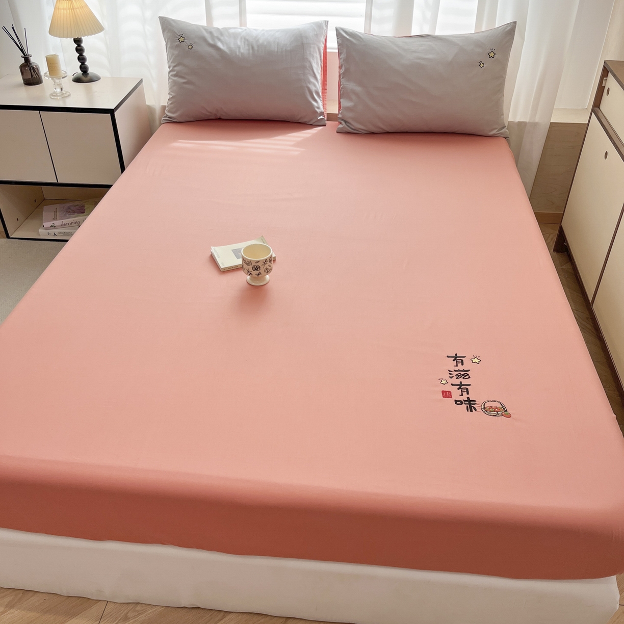 91家纺网 家纺一手货源 找家纺 泽西家纺+V17798841158发大图 2026新品A类13376治愈系国风刺绣纯棉床笠全棉床笠枕套三件套 国风-西柚橙