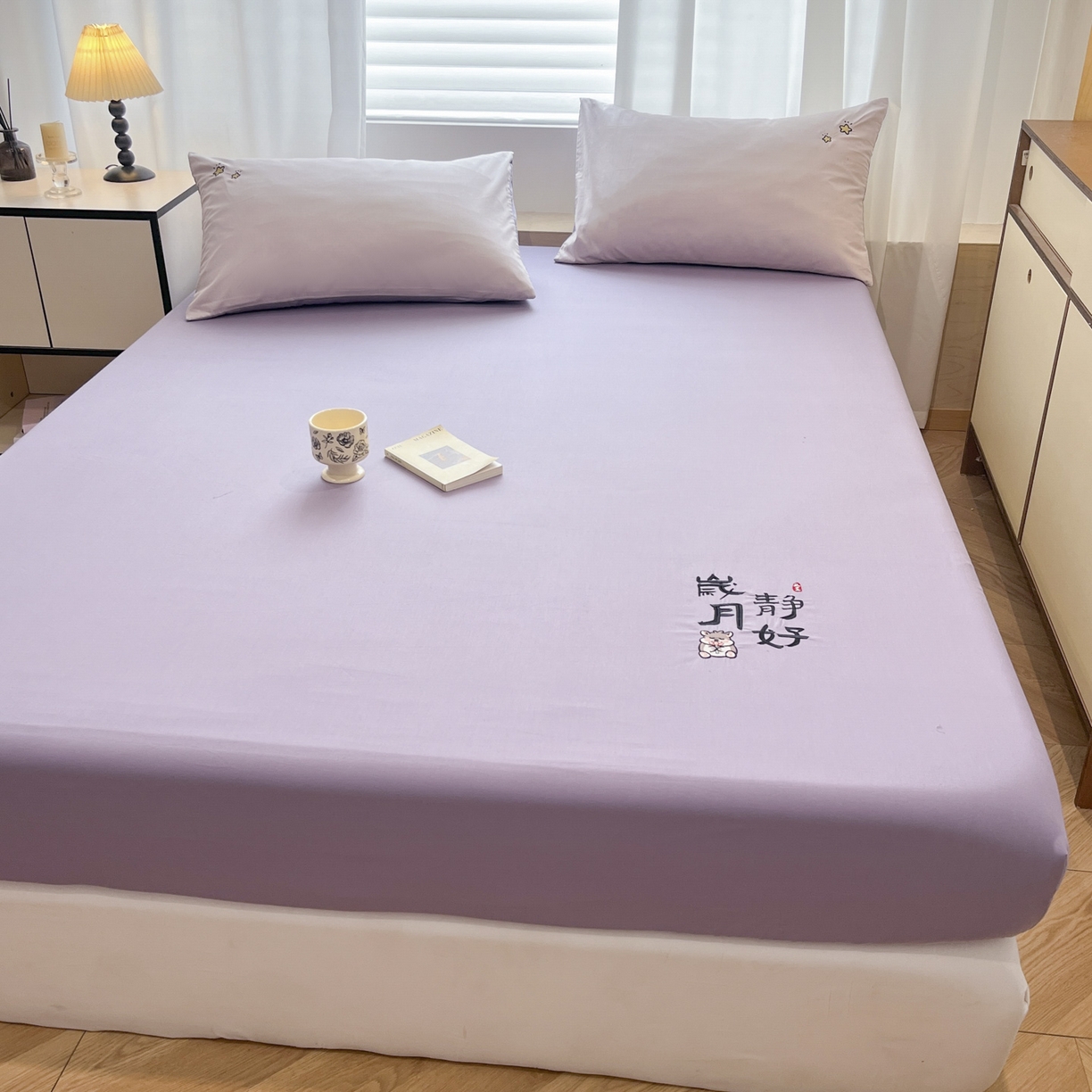 91家纺网 家纺一手货源 找家纺 泽西家纺+V17798841158发大图 2026新品A类13376治愈系国风刺绣纯棉床笠全棉床笠枕套三件套 国风-香芋紫