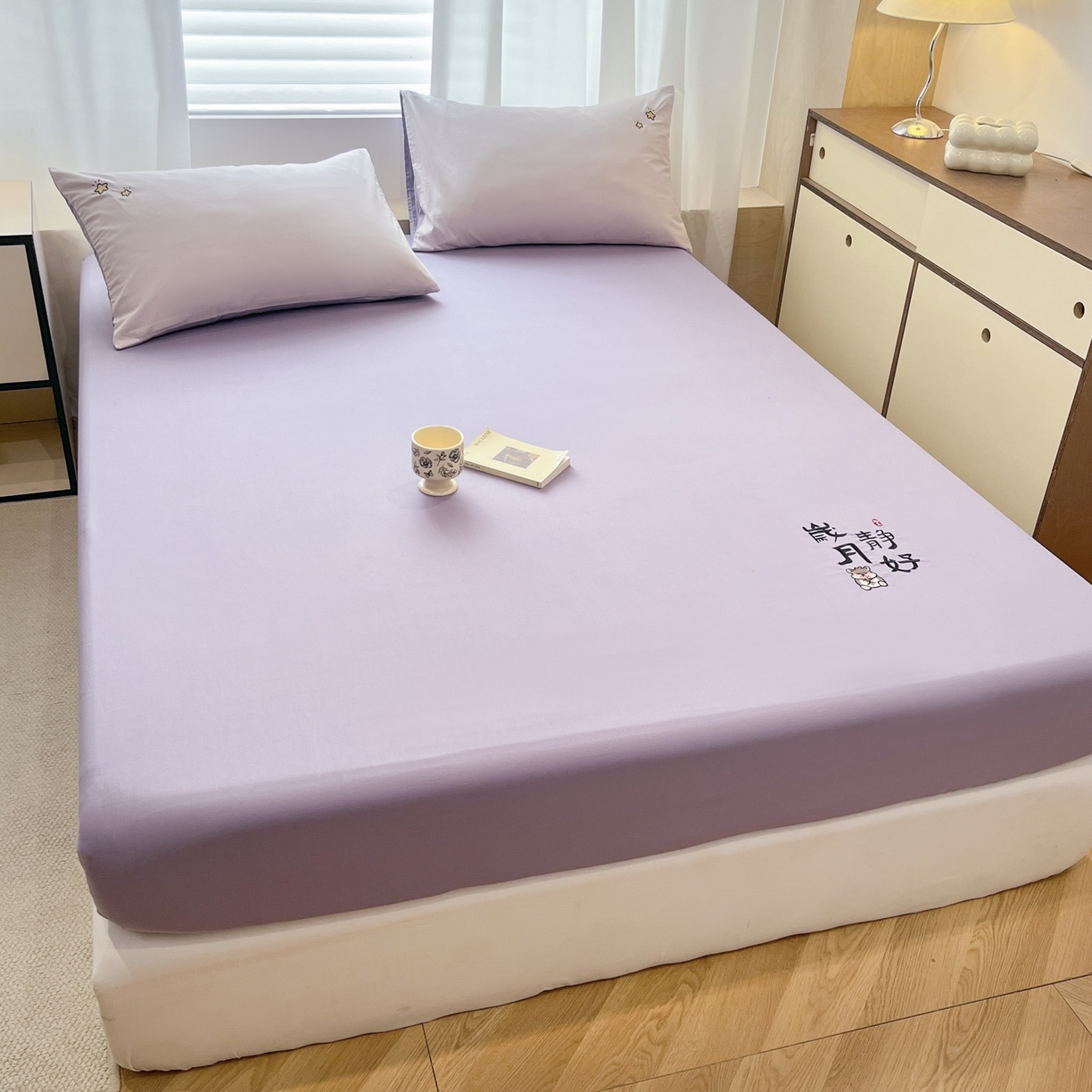 91家纺网 家纺一手货源 找家纺 泽西家纺+V17798841158发大图 2026新品A类13376治愈系国风刺绣纯棉床笠全棉床笠枕套三件套 国风-香芋紫