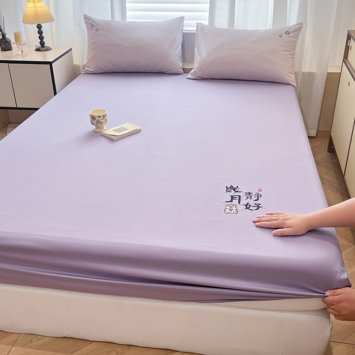 91家纺网 家纺一手货源 找家纺 泽西家纺+V17798841158发大图 2026新品A类13376治愈系国风刺绣纯棉床笠全棉床笠枕套三件套 国风-香芋紫