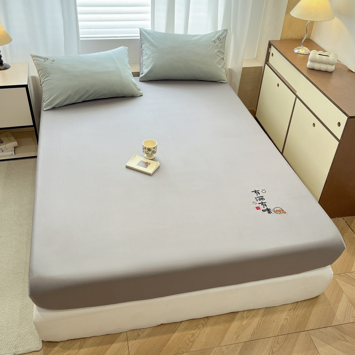 91家纺网 家纺一手货源 找家纺 泽西家纺+V17798841158发大图 2026新品A类13376治愈系国风刺绣纯棉床笠全棉床笠枕套三件套 国风-椰蓉灰