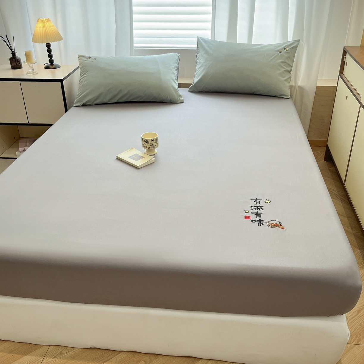 91家纺网 家纺一手货源 找家纺 泽西家纺+V17798841158发大图 2026新品A类13376治愈系国风刺绣纯棉床笠全棉床笠枕套三件套 国风-椰蓉灰