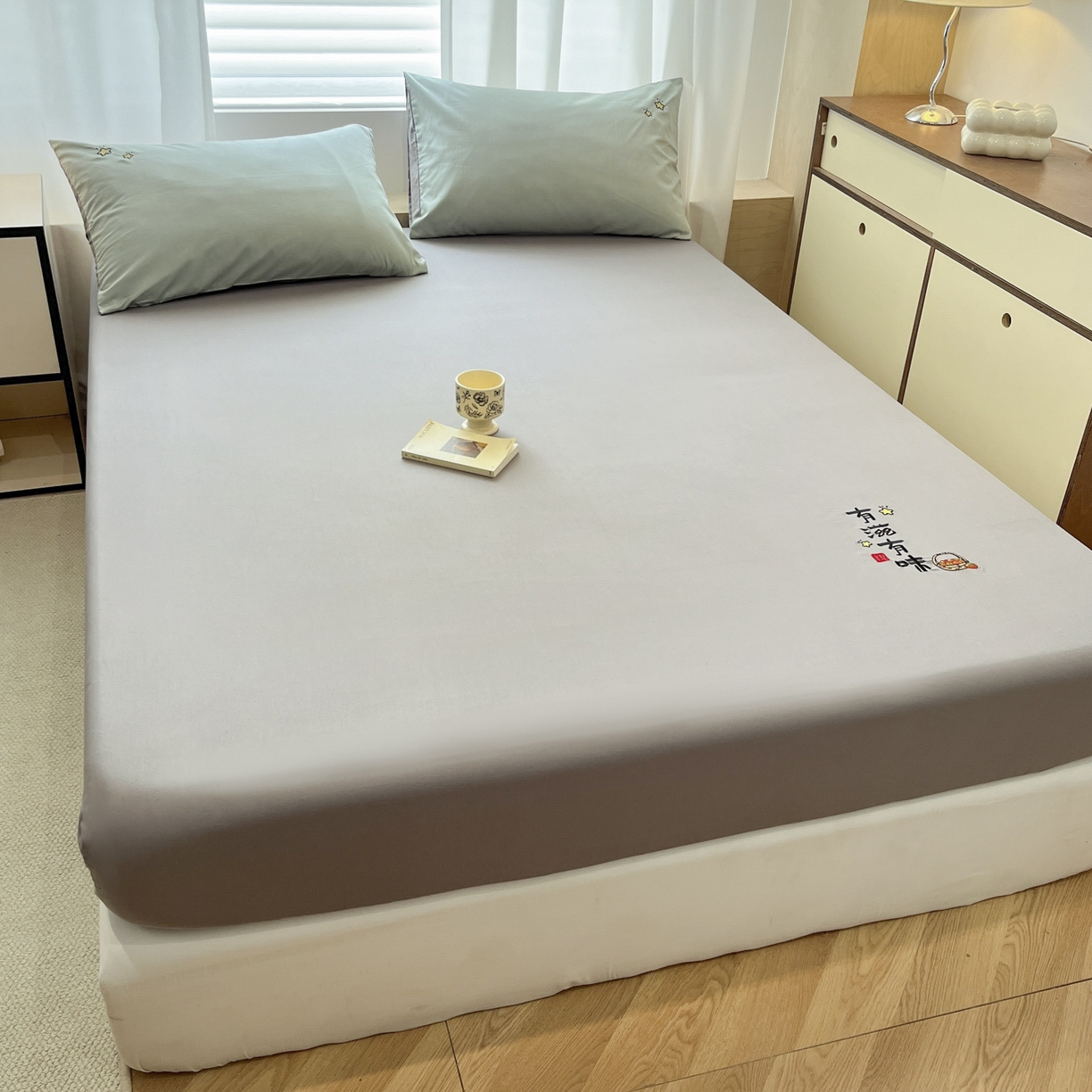 91家纺网 家纺一手货源 找家纺 泽西家纺+V17798841158发大图 2026新品A类13376治愈系国风刺绣纯棉床笠全棉床笠枕套三件套 国风-椰蓉灰