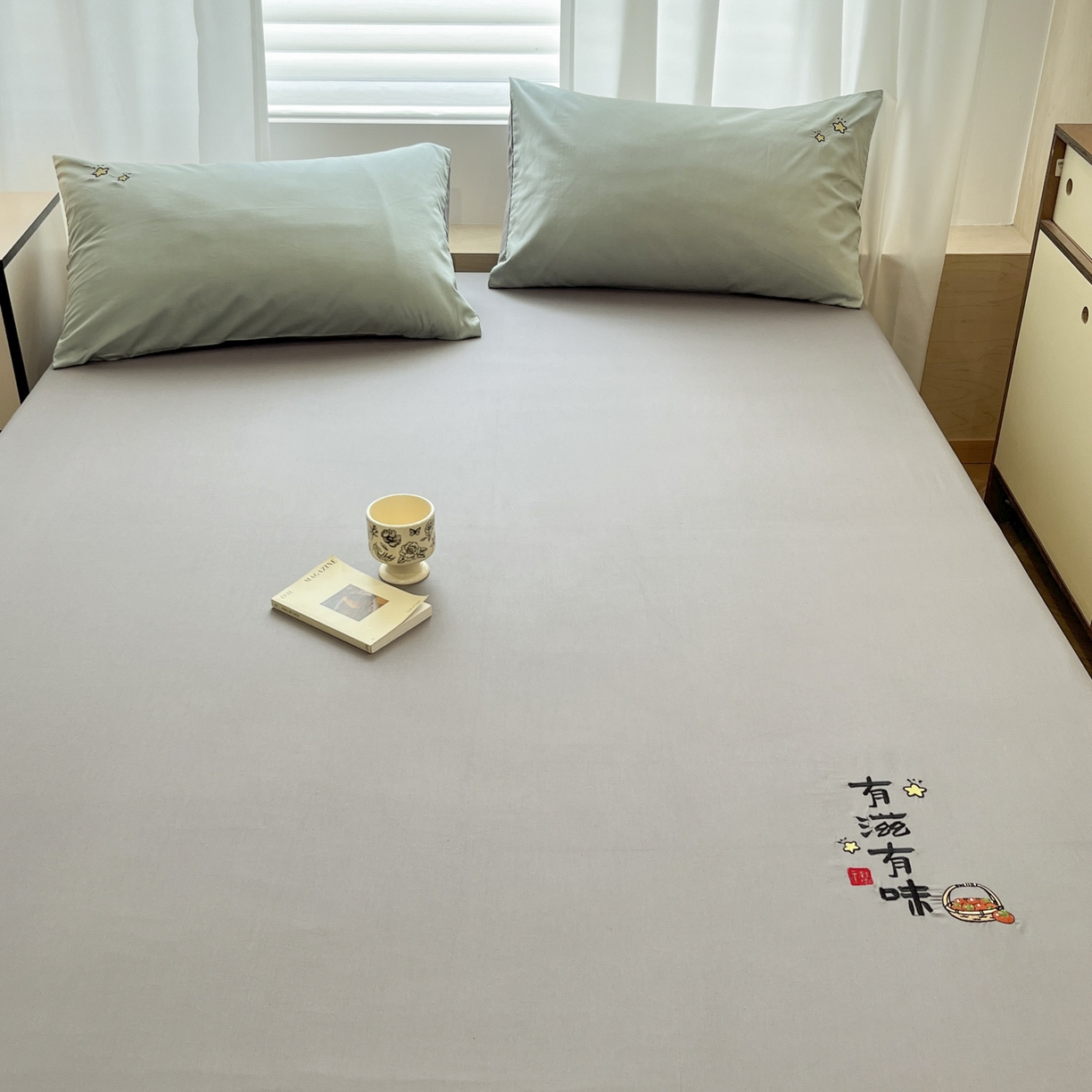 91家纺网 家纺一手货源 找家纺 泽西家纺+V17798841158发大图 2026新品A类13376治愈系国风刺绣纯棉床笠全棉床笠枕套三件套 国风-椰蓉灰