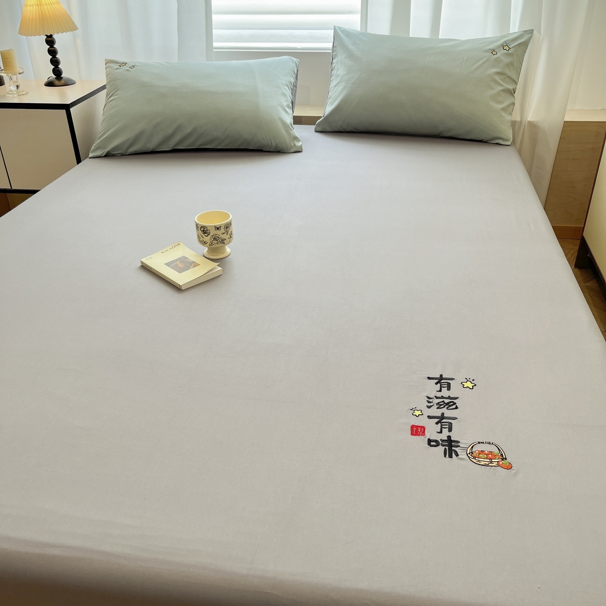 91家纺网 家纺一手货源 找家纺 泽西家纺+V17798841158发大图 2026新品A类13376治愈系国风刺绣纯棉床笠全棉床笠枕套三件套 国风-椰蓉灰