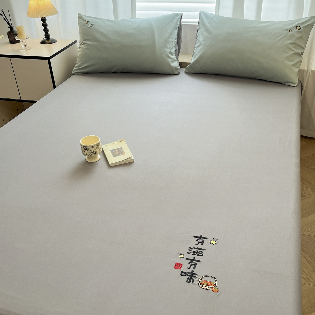 91家纺网 家纺一手货源 找家纺 泽西家纺+V17798841158发大图 2026新品A类13376治愈系国风刺绣纯棉床笠全棉床笠枕套三件套 国风-椰蓉灰