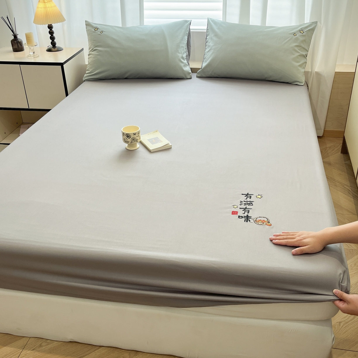 91家纺网 家纺一手货源 找家纺 泽西家纺+V17798841158发大图 2026新品A类13376治愈系国风刺绣纯棉床笠全棉床笠枕套三件套 国风-椰蓉灰