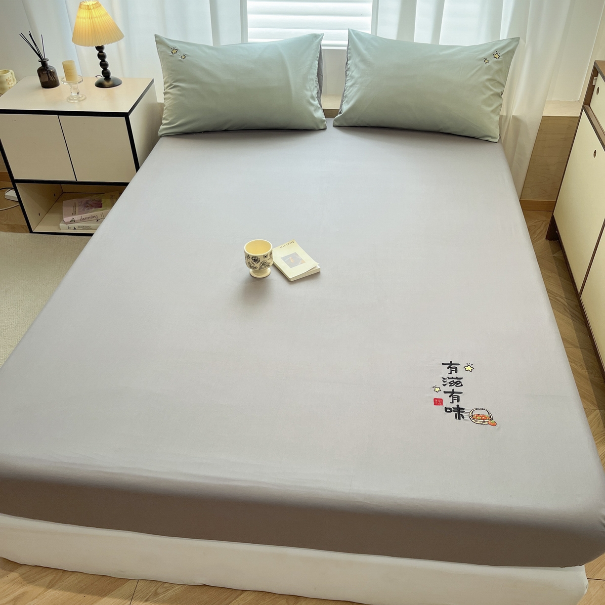 91家纺网 家纺一手货源 找家纺 泽西家纺+V17798841158发大图 2026新品A类13376治愈系国风刺绣纯棉床笠全棉床笠枕套三件套 国风-椰蓉灰