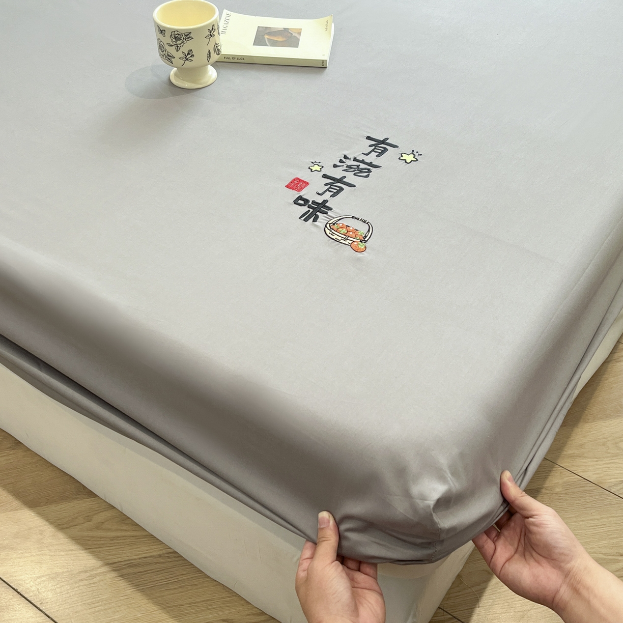 91家纺网 家纺一手货源 找家纺 泽西家纺+V17798841158发大图 2026新品A类13376治愈系国风刺绣纯棉床笠全棉床笠枕套三件套 国风-椰蓉灰