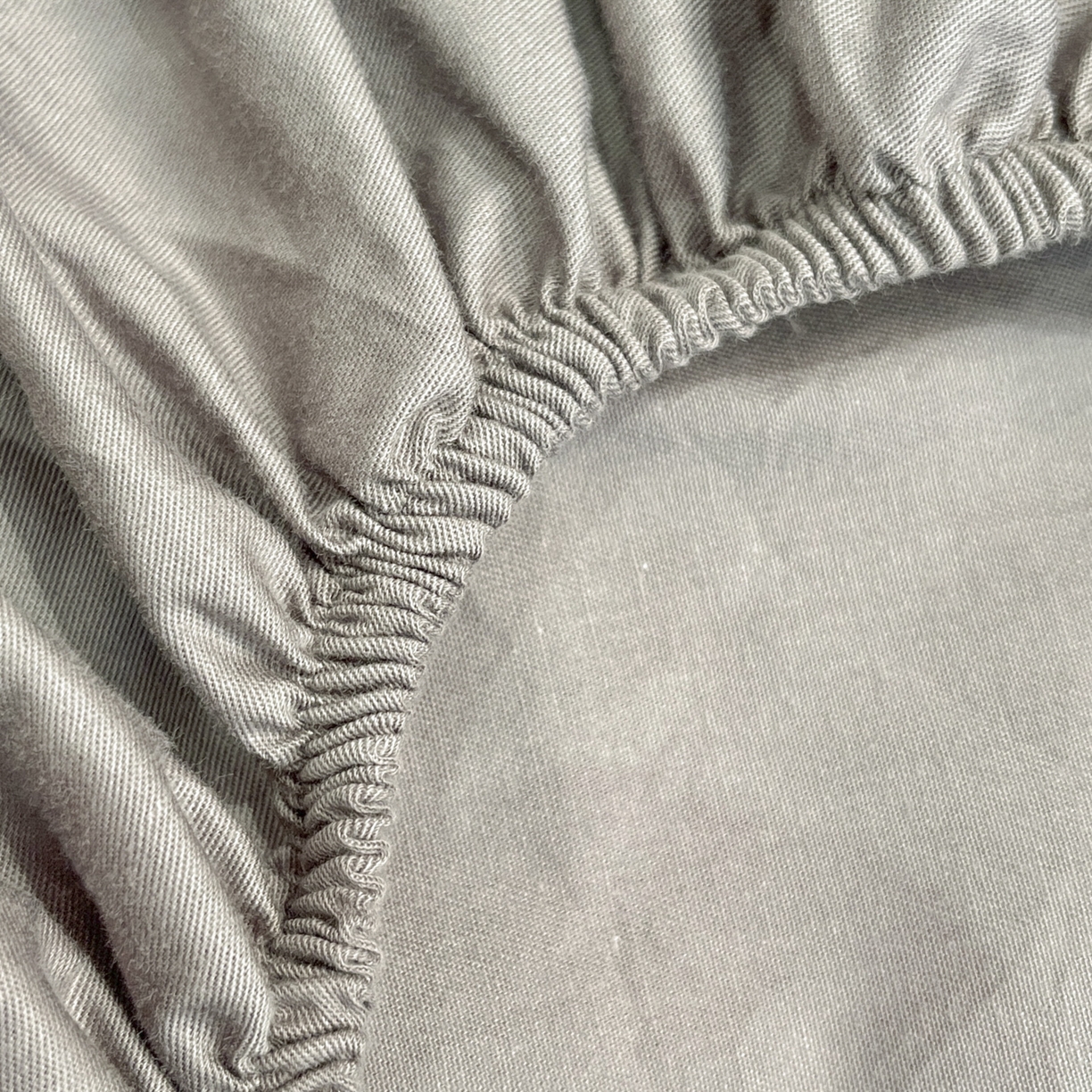 91家纺网 家纺一手货源 找家纺 泽西家纺+V17798841158发大图 2026新品A类13376治愈系国风刺绣纯棉床笠全棉床笠枕套三件套 国风-椰蓉灰