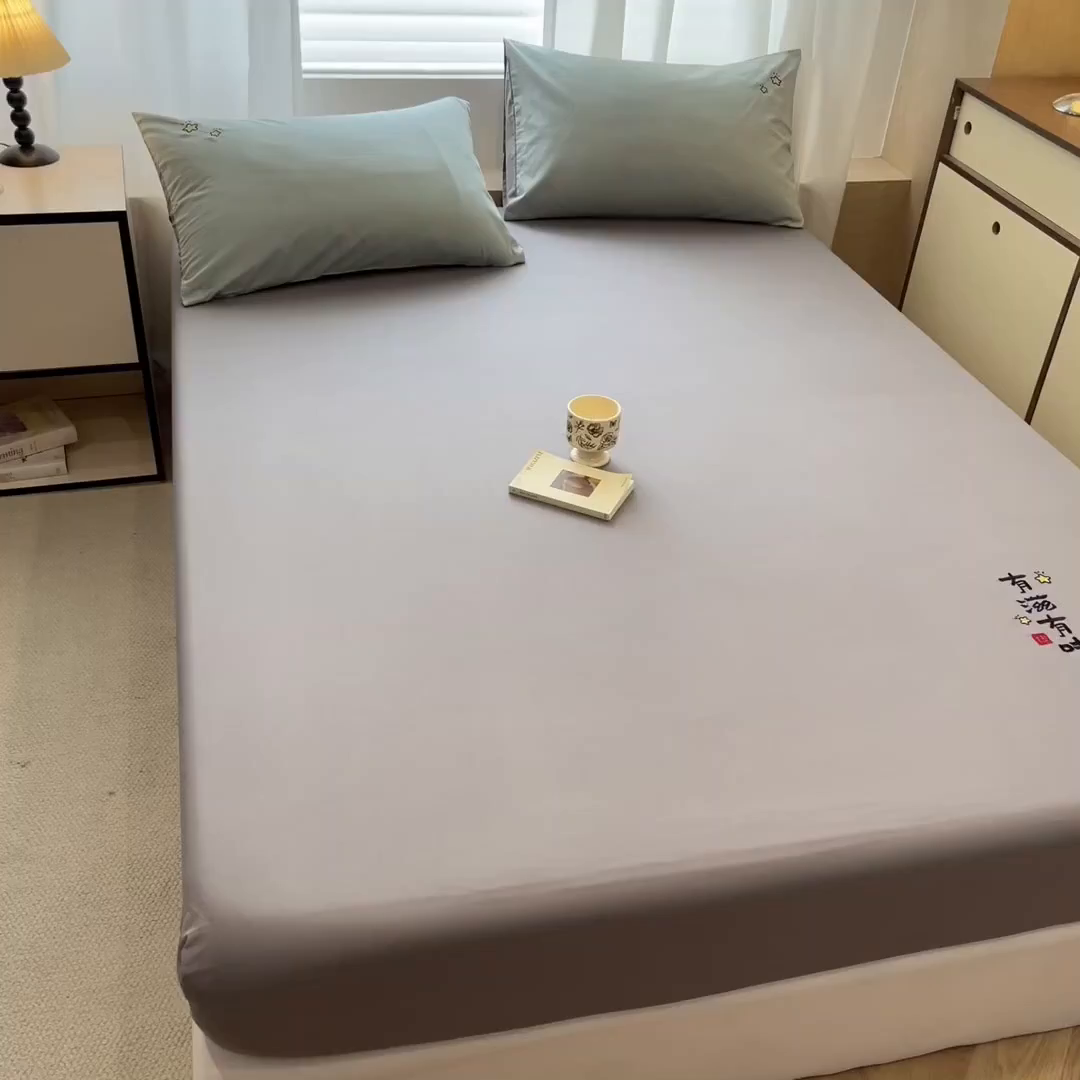 91家纺网 家纺一手货源 找家纺 泽西家纺+V17798841158发大图 2026新品A类13376治愈系国风刺绣纯棉床笠全棉床笠枕套三件套 国风-椰蓉灰