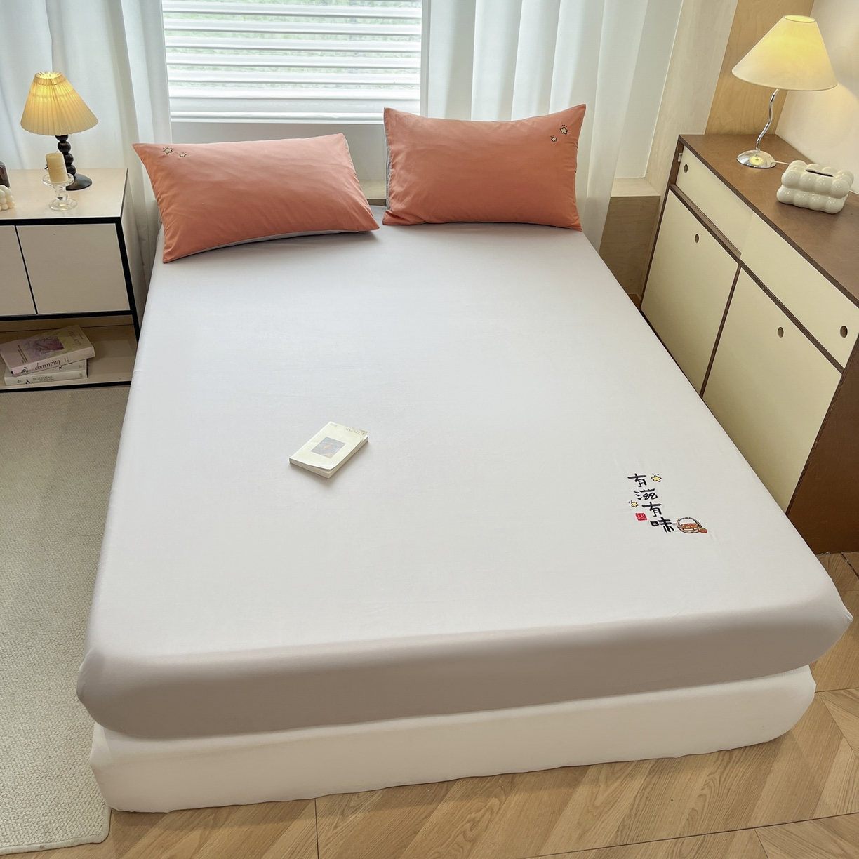 91家纺网 家纺一手货源 找家纺 泽西家纺+V17798841158发大图 2026新品A类13376治愈系国风刺绣纯棉床笠全棉床笠枕套三件套 国风-银河灰