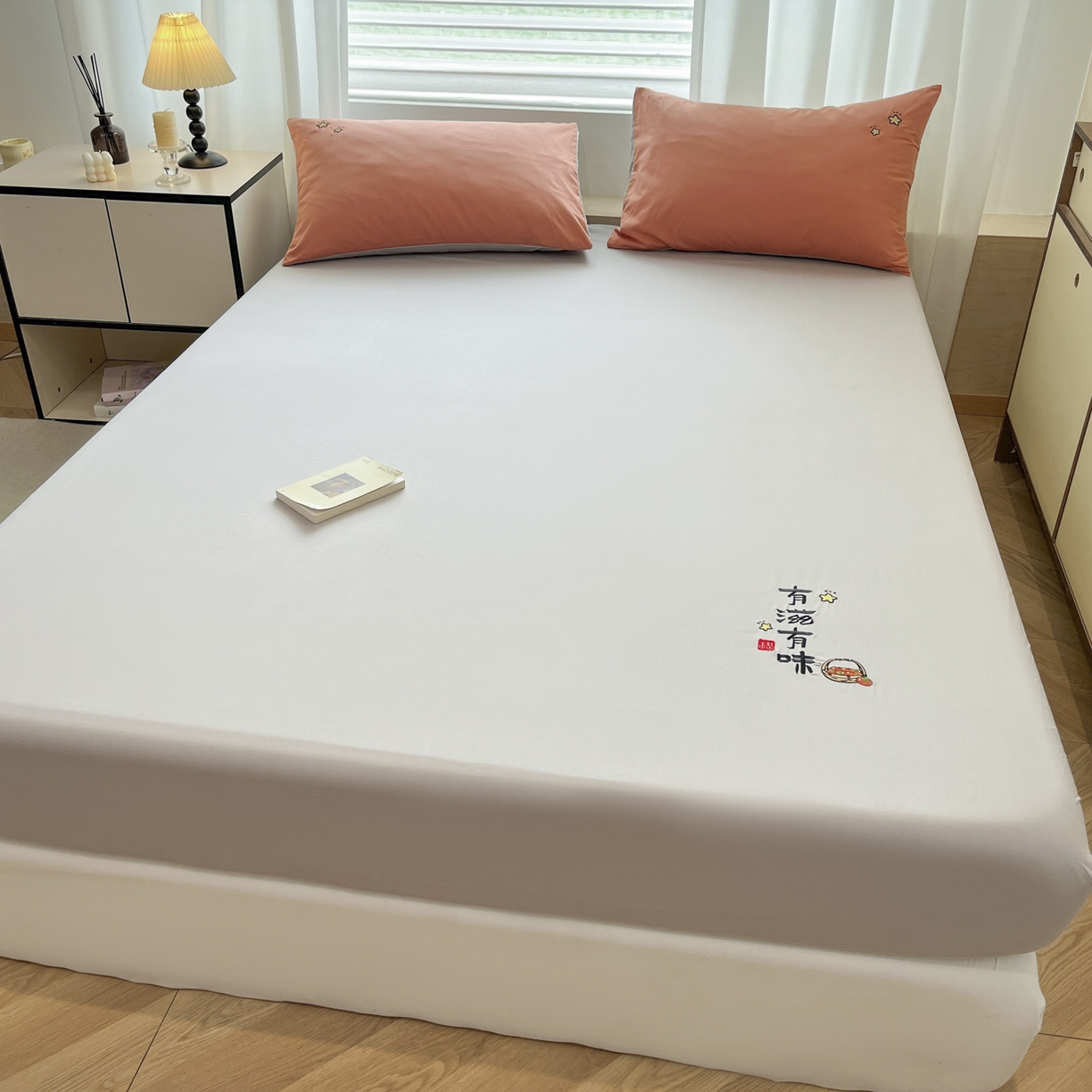 91家纺网 家纺一手货源 找家纺 泽西家纺+V17798841158发大图 2026新品A类13376治愈系国风刺绣纯棉床笠全棉床笠枕套三件套 国风-银河灰