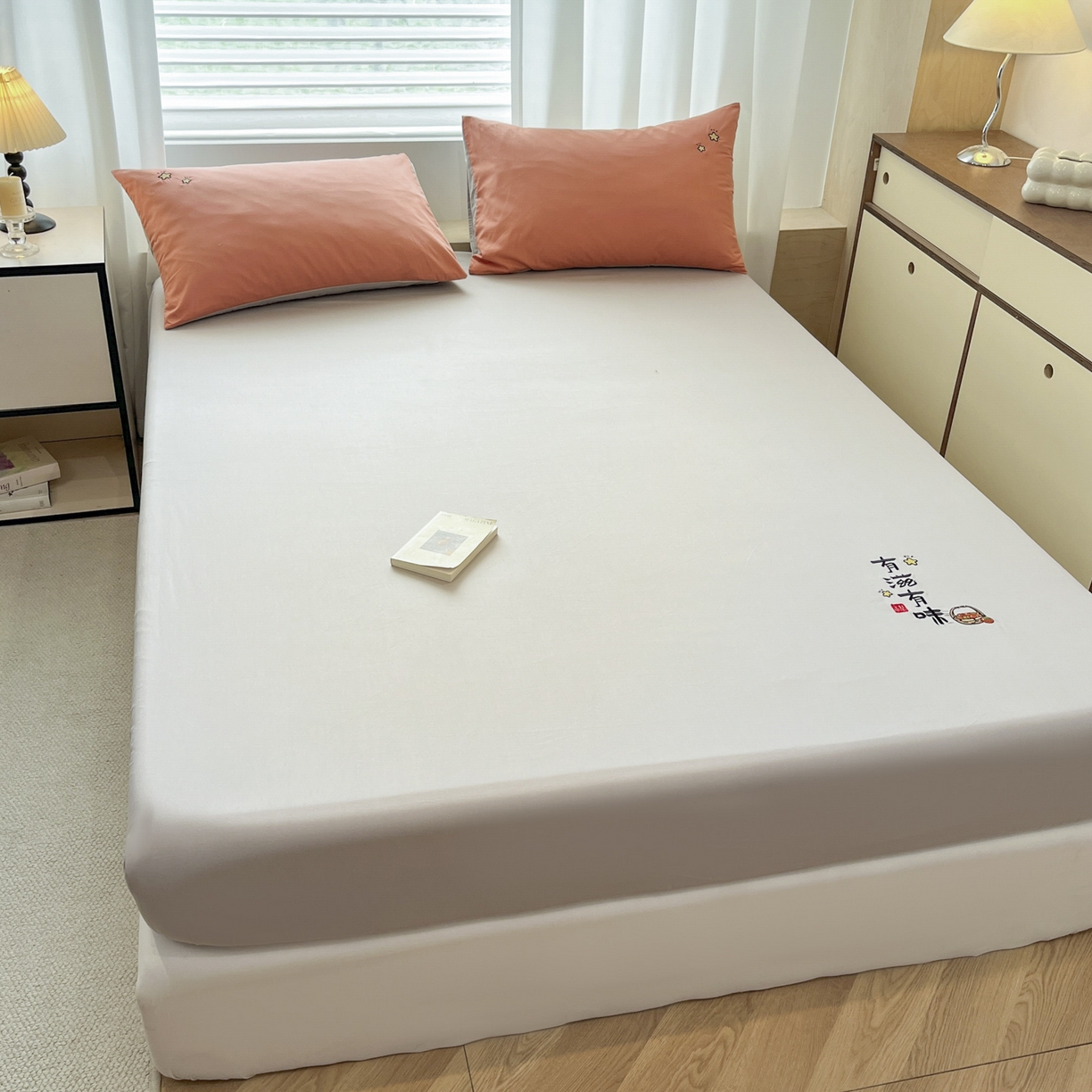 91家纺网 家纺一手货源 找家纺 泽西家纺+V17798841158发大图 2026新品A类13376治愈系国风刺绣纯棉床笠全棉床笠枕套三件套 国风-银河灰