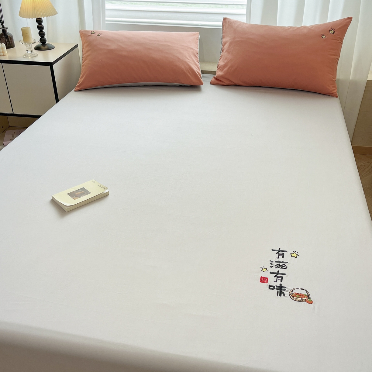 91家纺网 家纺一手货源 找家纺 泽西家纺+V17798841158发大图 2026新品A类13376治愈系国风刺绣纯棉床笠全棉床笠枕套三件套 国风-银河灰