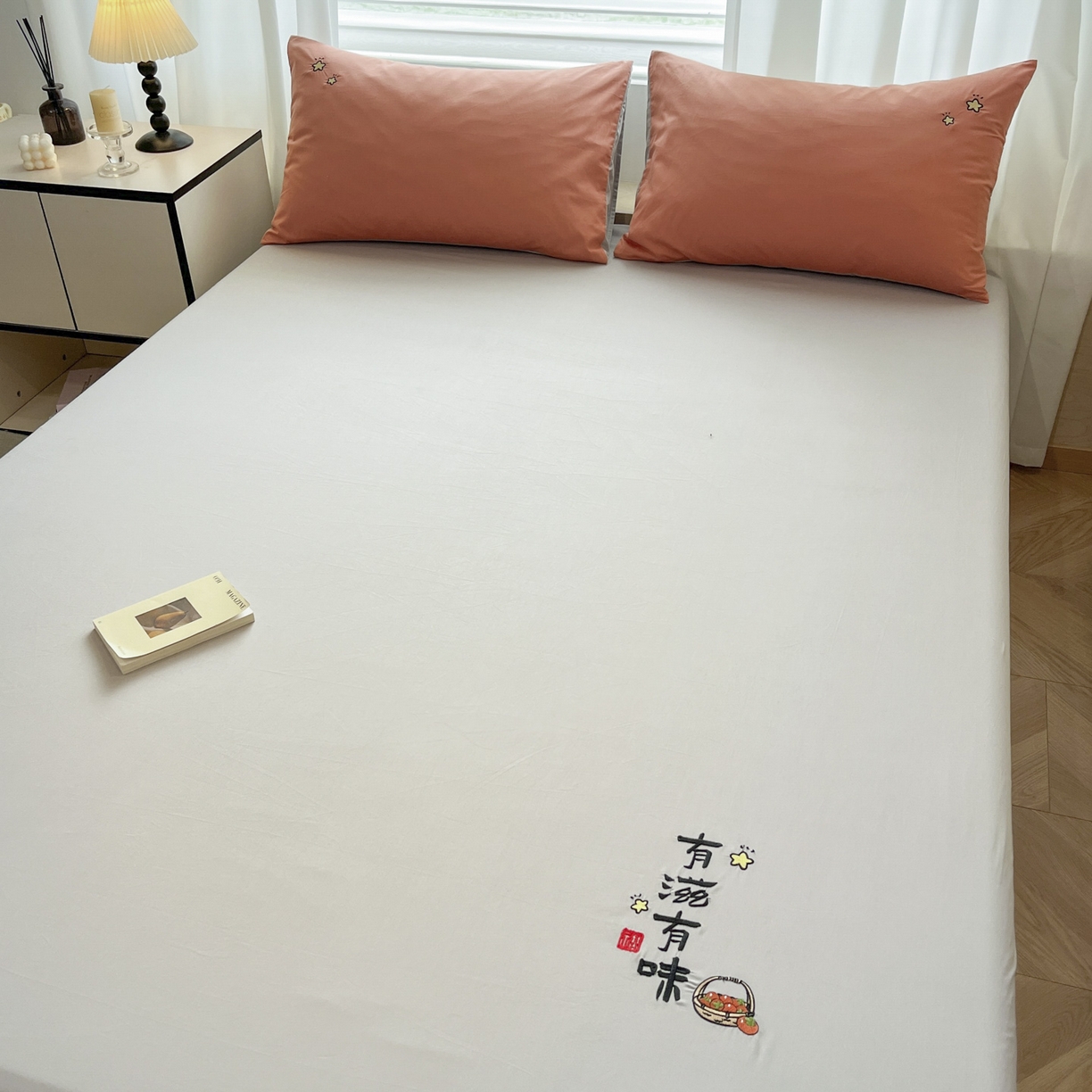 91家纺网 家纺一手货源 找家纺 泽西家纺+V17798841158发大图 2026新品A类13376治愈系国风刺绣纯棉床笠全棉床笠枕套三件套 国风-银河灰