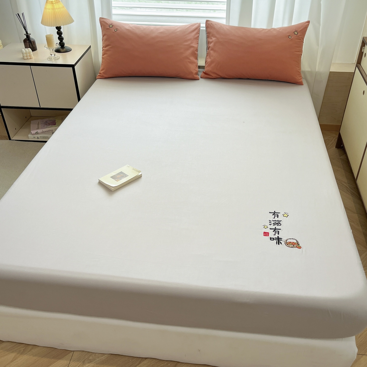 91家纺网 家纺一手货源 找家纺 泽西家纺+V17798841158发大图 2026新品A类13376治愈系国风刺绣纯棉床笠全棉床笠枕套三件套 国风-银河灰