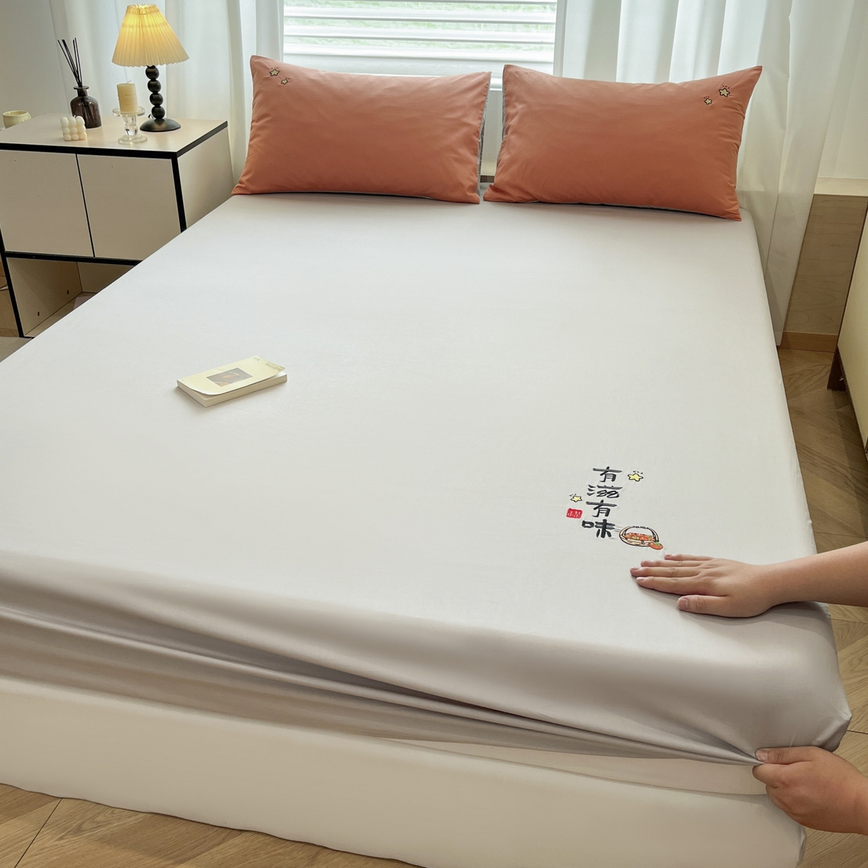 91家纺网 家纺一手货源 找家纺 泽西家纺+V17798841158发大图 2026新品A类13376治愈系国风刺绣纯棉床笠全棉床笠枕套三件套 国风-银河灰