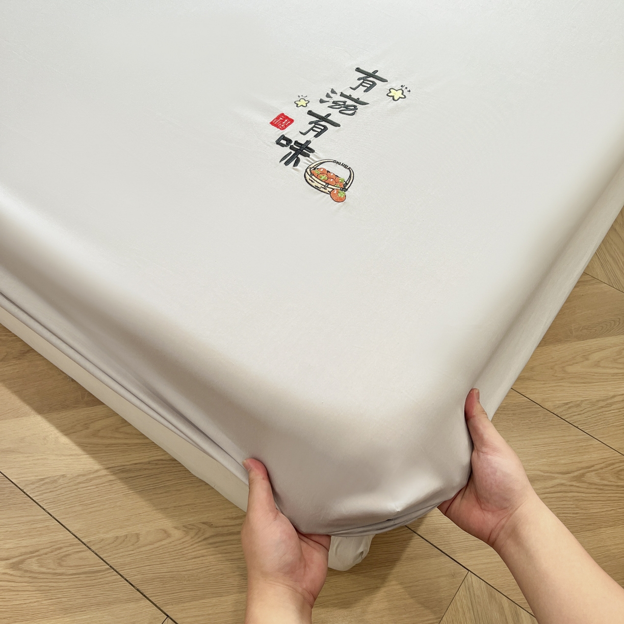 91家纺网 家纺一手货源 找家纺 泽西家纺+V17798841158发大图 2026新品A类13376治愈系国风刺绣纯棉床笠全棉床笠枕套三件套 国风-银河灰