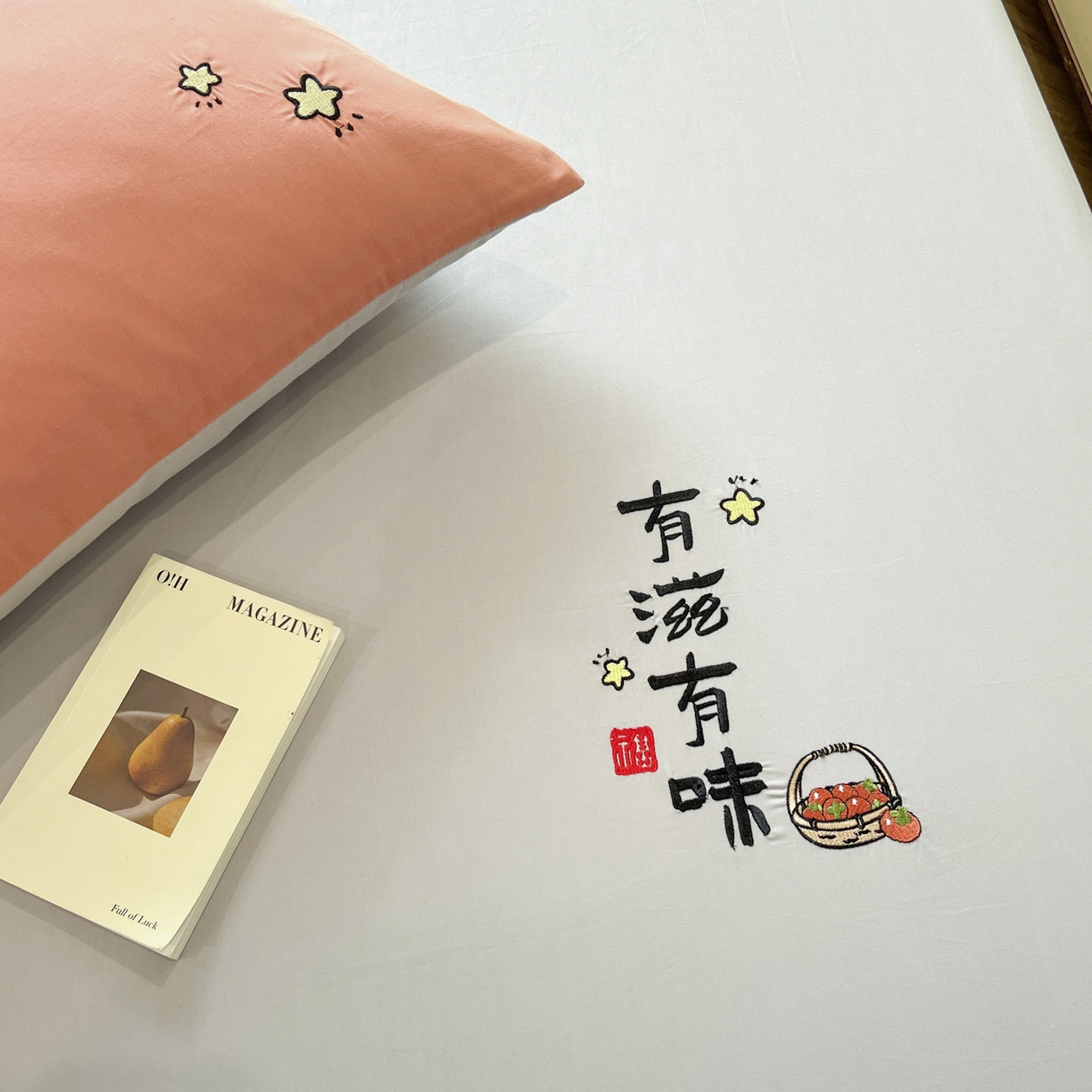 91家纺网 家纺一手货源 找家纺 泽西家纺+V17798841158发大图 2026新品A类13376治愈系国风刺绣纯棉床笠全棉床笠枕套三件套 国风-银河灰