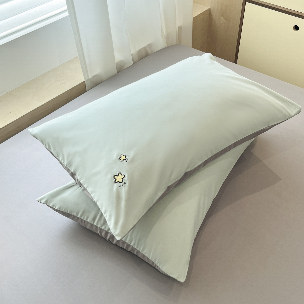 91家纺网 家纺一手货源 找家纺 泽西家纺+V17798841158发大图 2026新品全棉13376刺绣简约星星枕套 豆绿+高级灰