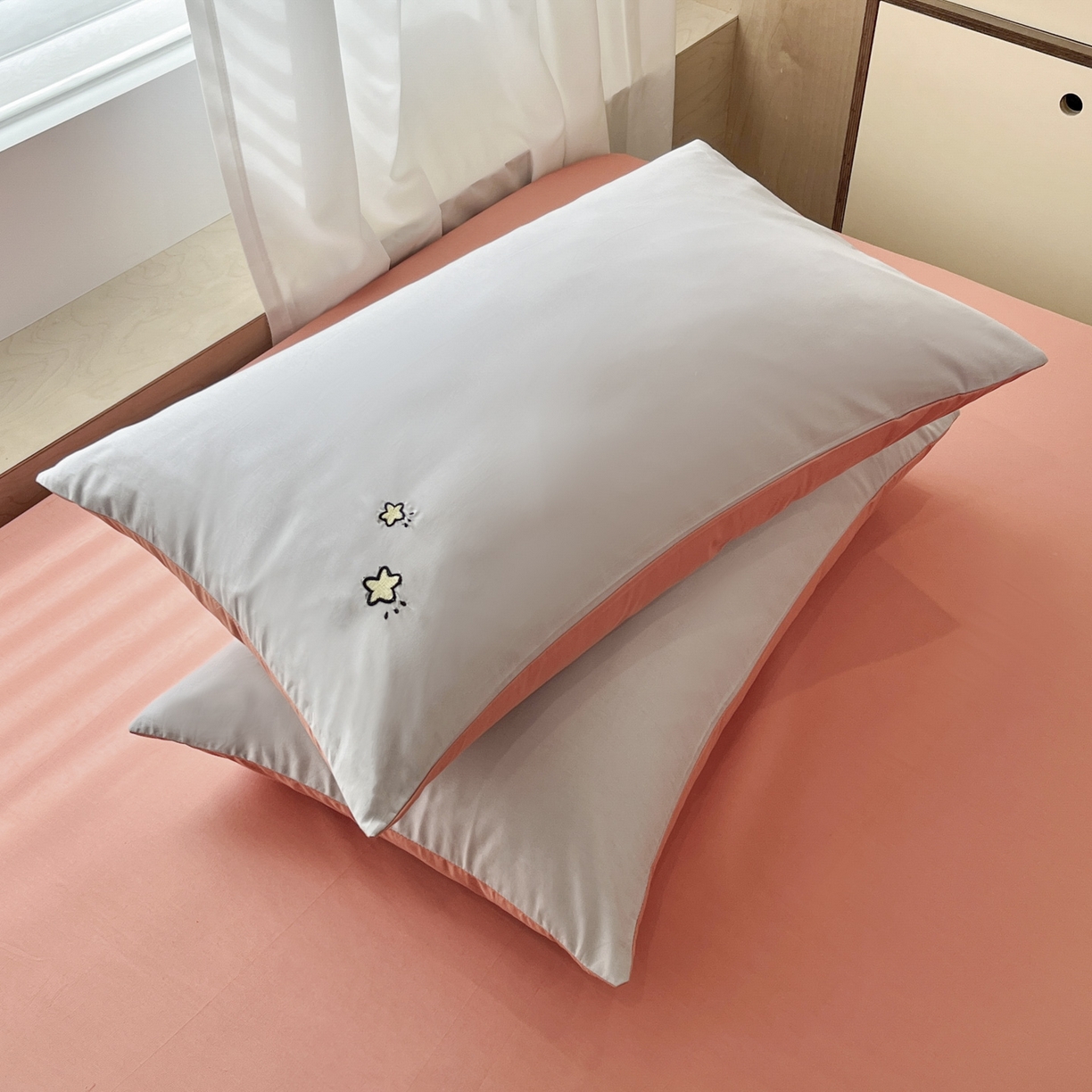 91家纺网 家纺一手货源 找家纺 泽西家纺+V17798841158发大图 2026新品全棉13376刺绣简约星星枕套 银灰+西柚橙