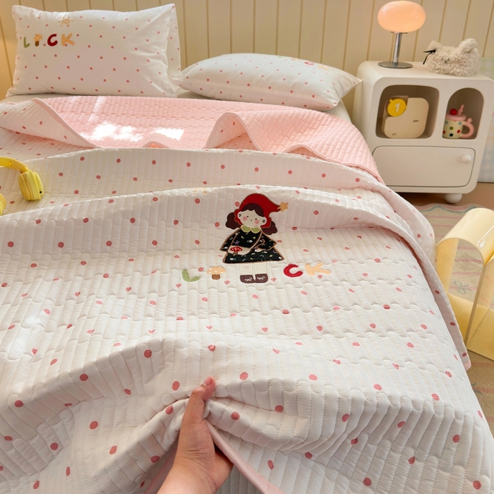 91家纺网 家纺一手货源 找家纺 娜娜 2025新款全棉夹棉多功能床盖 快乐女孩粉(全棉床盖)