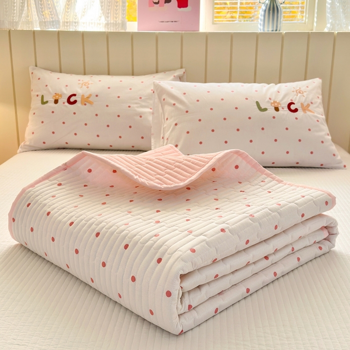 91家纺网 家纺一手货源 找家纺 娜娜 2025新款全棉夹棉多功能床盖 快乐女孩粉(全棉床盖)