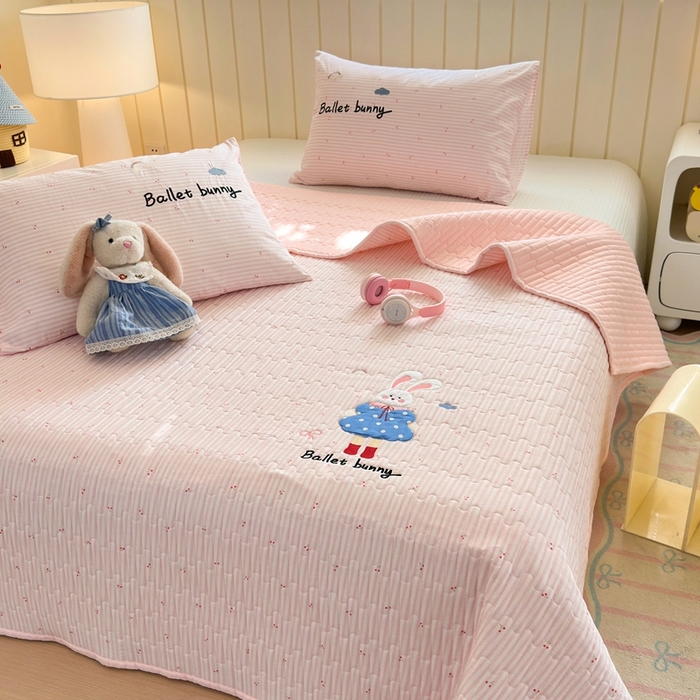 91家纺网 家纺一手货源 找家纺 娜娜 2025新款全棉夹棉多功能床盖 樱桃粉兔(全棉床盖)