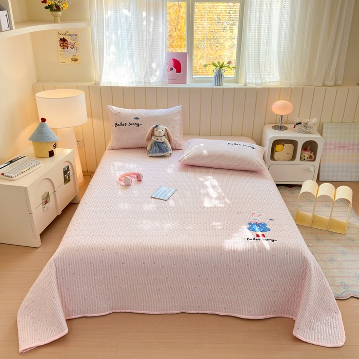 91家纺网 家纺一手货源 找家纺 娜娜 2025新款全棉夹棉多功能床盖 樱桃粉兔(全棉床盖)