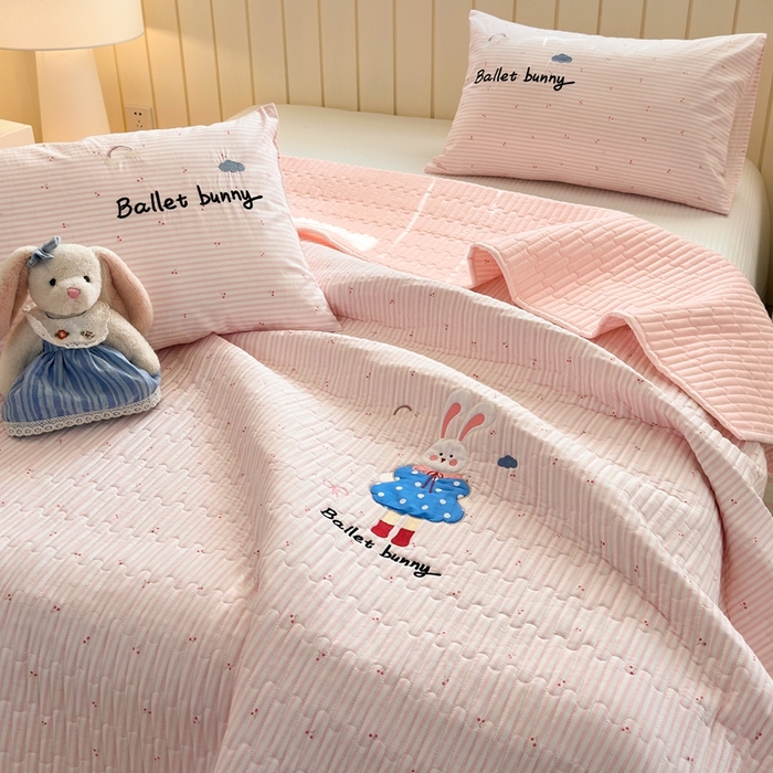 91家纺网 家纺一手货源 找家纺 娜娜 2025新款全棉夹棉多功能床盖 樱桃粉兔(全棉床盖)