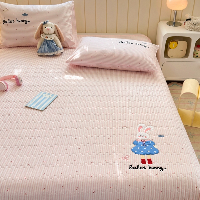 91家纺网 家纺一手货源 找家纺 娜娜 2025新款全棉夹棉多功能床盖 樱桃粉兔(全棉床盖)